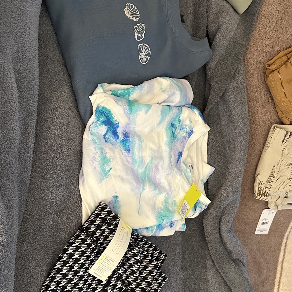 Sm/Med Target Bundle. NWT, 2 Crewnecks and med leggings. 27’inseam.